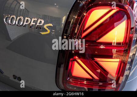 Bordeaux , Aquitaine Francia - 01 10 2021 : logo posteriore di mini cooper e luce posteriore di grande regno unito Union jack Foto Stock