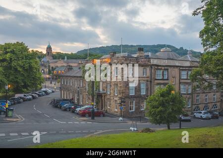 Buxton, Regno Unito - Giugno 26 2021: Vista sulla piazza principale nella storica città mercato di Buxton, Derbyshire, Inghilterra con Old Hall Hotel, Opera House e S Foto Stock