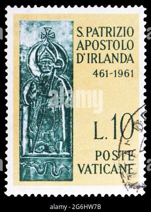 MOSCA, RUSSIA - 28 APRILE 2020: Francobollo stampato nella Città del Vaticano Stato mostra San Patrizio, scultura antica, serie, circa 1961 Foto Stock