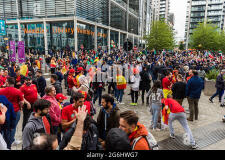 Wembley Stadium, Wembley Park, Regno Unito. 6 luglio 2021. I tifosi di Italia e Spagna si riuniscono a Londra per la prima semifinale Euro 2020 al Wembley Stadium. 60,000 tifosi saranno ammessi a Wembley sia per le semifinali che per le finali. Amanda Rose/Alamy Live News Foto Stock