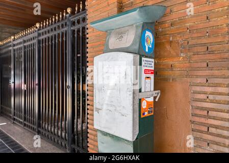 Valencia, Spagna. 06 luglio 2021. Vecchio parchimetro disusato visto per le strade. Valencia incorpora i nuovi parchimetri e estende gli orari di ritiro fino alle 21:00, comprese le ore dalle 14:00 alle 16:00 che in precedenza non erano state pagate. (Foto di Xisco Navarro/SOPA Images/Sipa USA) Credit: Sipa USA/Alamy Live News Foto Stock