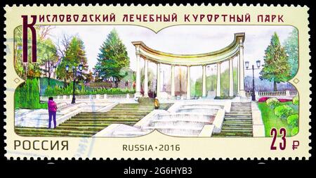 MOSCA, RUSSIA - 11 MAGGIO 2020: Francobollo stampato in Russia mostra Kissovodsk complesso di trattamento parco, serie, circa 2016 Foto Stock