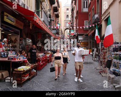 Napoli, Italia - 20 giugno 2021: Turisti tra le bancarelle della famosa via San Gregorio Armeno nel centro storico della città. Foto Stock