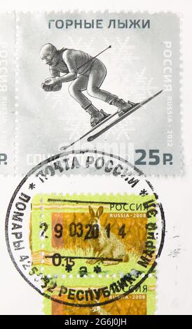 MOSCA, RUSSIA - 4 MARZO 2020: Francobollo stampato in Russia con timbro di Pomary (Mari El) spettacoli di Sci Alpino, Sport Olimpico invernale, Olymp invernale Foto Stock