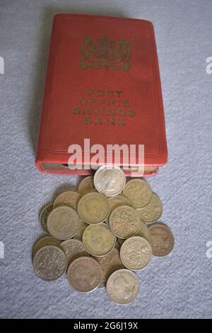 Banca di risparmio dell'ufficio postale d'epoca con alcuni pezzi di sessantesimo centesimo. Foto Stock