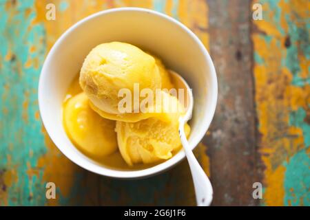Sorbetto al mango nella ciotola Foto Stock