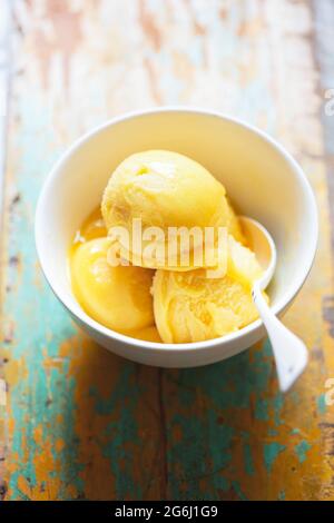 Sorbetto al mango nella ciotola Foto Stock