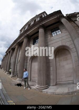 L'uomo cammina cane oltre la Bank of England Threadneedle Street Londra Foto Stock