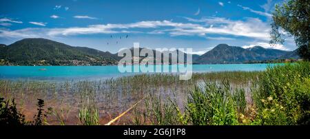 DE - BAVIERA: Lago di Tegernsee con la montagna di Wallberg sullo sfondo (HDR-Fotografia) Foto Stock