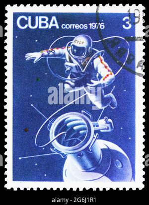 MOSCA, RUSSIA - 21 MARZO 2020: Francobollo stampato a Cuba mostra la passeggiata spaziale di A. Leonov, 15° anniversario della prima serie di voli spaziali con equipaggio, Foto Stock