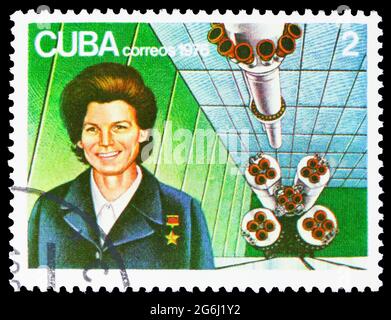 MOSCA, RUSSIA - 21 MARZO 2020: Francobollo stampato a Cuba mostra Valentina Tereshkova, 15° anniversario della prima serie di voli spaziali con equipaggio, ci Foto Stock