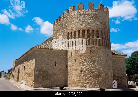 Spagna, Castiglia-la Mancha, provincia Ciudad Real, Arenas de San Juan. Chiesa di nostra Signora dei dolori (Iglesia de Nuestra Señora de las Angustias). Costruito dai cavalieri dell'Ordine di Santiago nel tardo 12 ° e all'inizio del 13 ° secolo in stile romanico-Mudejar. Vista generale esterna. Foto Stock