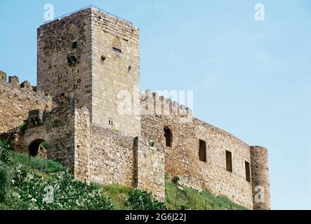 Spagna, Estremadura, provincia di Badajoz, Medellín. Vista parziale del castello, di origine moresca. Nel 1373 fu ricostruita da Enrico II di Castiglia, il Franticida, per consegnarla al fratello Sancho di Castiglia. Nel XV secolo fu ricostruita dal conte di Medellín, Don Rodrigo Portocarrero. Foto Stock