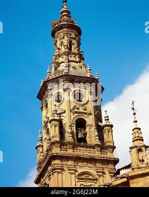 Spagna, la Rioja, Logroño. Cattedrale di Santa Maria de la Redonda. Eretto all'inizio del XVI secolo ma ristrutturato nel XVII e XVIII secolo. Particolare superiore di una delle torri gemelle che fiancheggiano la façade principale. In stile barocco, la sua costruzione fu iniziata da Juan Bautista de Arbaiza e completata dopo la sua morte da Martín de Beratúa e Francisco Gorbea (1742-1762). Foto Stock