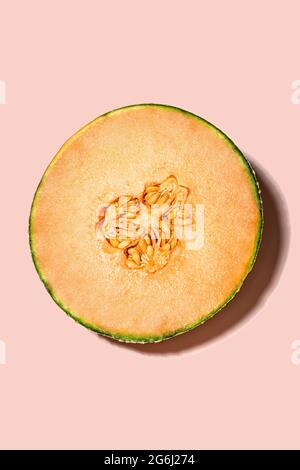 Cantalupe a fette fresche su allegro sfondo rosa. Foto Stock