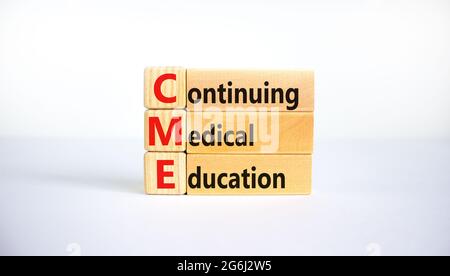 CME, simbolo della formazione medica continua. Blocchi di legno con parole CME, formazione medica continua su sfondo bianco bello. Business, CME, con Foto Stock