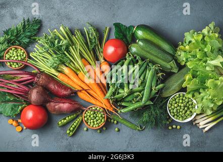 Un assortimento di verdure fresche su sfondo grigio-blu. Vista dall'alto, spazio di copia. Immagine colorata. Foto Stock