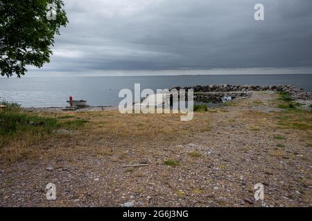 Una barca sul mare. Foto dal Mar Baltico. Cielo blu e oceano sullo sfondo. Foto Stock