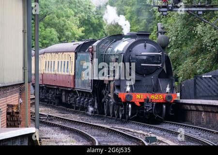 Il motore a vapore 825 entra nella Pickering Station, North Yorkshire Moors Railways , Pickering , una popolare attrazione per i visitatori Foto Stock