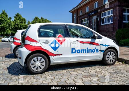 Consegna auto al ristorante Domino's. Foto Stock