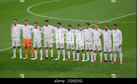 Londra, Inghilterra, 6 luglio 2021. La squadra spagnola si allinea per gli antemi nazionali di sinistra Sergio Busquets, Unai Simon, Cesar Azpilicueta, Aymeric Laporte, Eric Garcia, Jordi Alba, Pedri, Mikel Oyarzabal, Dani Olmo, Koke e Ferran Torres della Spagna durante la partita UEFA Euro 2020 allo stadio di Wembley, Londra. L'immagine di credito dovrebbe essere: David Klein / Sportimage Foto Stock