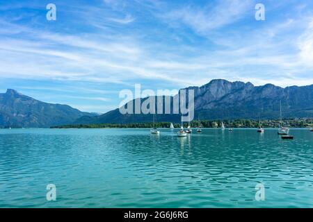 Mondsee con montagne e barche a vela in estate Foto Stock