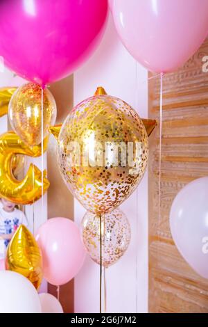 Baloon rosa e bianco alla reception hall.Balloons riempito di elio, bianco e oro colori, legato con nastri dorati.Flying palle, come un essenziale Foto Stock