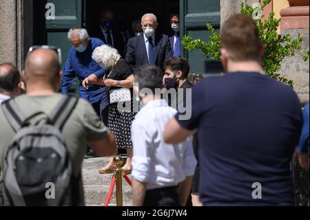 Napoli, Italia. 06 luglio 2021. Vincenzo De Luca, Governatore Regionale della Campania, parte dopo la cerimonia di inaugurazione della chiesa di San Gennaro.il Ministro della Cultura italiano, Dario Franceschini, partecipa all'inaugurazione della Chiesa di San Gennaro nel Bosco di Capodimonte (Real Bosco di Capodimonte), un parco pubblico di Napoli. La Chiesa è stata ridecorata dall'architetto Santiago Calatrava, che ha partecipato all'evento insieme al Governatore Regionale Vincenzo De Luca. (Foto di Valeria Ferraro/SOPA Images/Sipa USA) Credit: Sipa USA/Alamy Live News Foto Stock