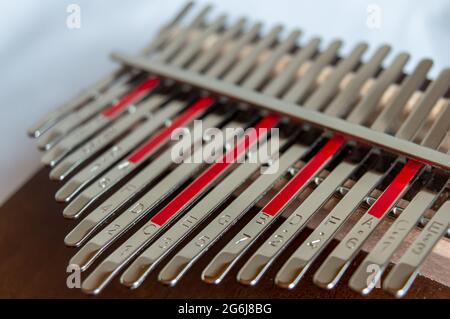 kalimba, mbira o thumb piano è uno strumento musicale africano.close up kalimba chiavi. Foto Stock