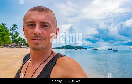 Tourist fa selfie a Koh Samui isola spiaggia e panorama con in Thailandia. Foto Stock