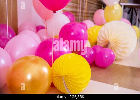 Baloon rosa e bianco alla reception hall.Balloons riempito di elio, bianco e oro colori, legato con nastri dorati.Flying palle, come un essenziale Foto Stock