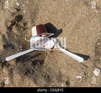 Contenitore di cibo di plastica di spreco sulla spiaggia.contenitore di cibo di plastica Pollution.beach pollution.plastic sul mare Beach.ecological Concept.Close-up plastica Foto Stock