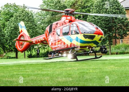 L'equipaggio di Thames Valley Air Ambulance ha chiamato ad uno sviluppo di alloggi per stabilizzare e trasportare un paziente in ospedale Foto Stock