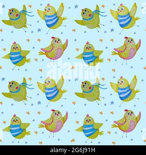 Motivo senza cuciture con i polli carini. Divertenti uccelli gialli in T-shirt a righe, correre, alare le loro ali e volare su uno sfondo blu con stelle. Acquerello Foto Stock
