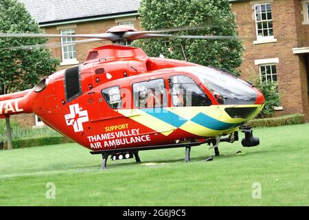 L'equipaggio di Thames Valley Air Ambulance ha chiamato ad uno sviluppo di alloggi per stabilizzare e trasportare un paziente in ospedale Foto Stock