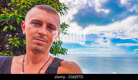 Tourist fa selfie a Koh Samui isola spiaggia e panorama con in Thailandia. Foto Stock