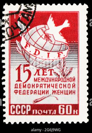 MOSCA, RUSSIA - 21 MARZO 2020: Francobollo stampato in Unione Sovietica mostra 15 ° anniversario della Federazione Internazionale Democratica delle Donne, serie, c. Foto Stock