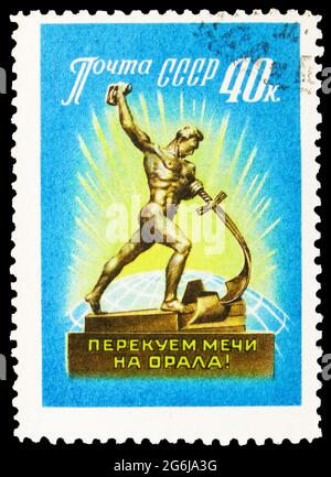 MOSCA, RUSSIA - 21 MARZO 2020: Il francobollo stampato in Unione Sovietica mostra la spada nella statua della parte bassa, un, New York, 15 ° anniversario dell'Unione Foto Stock