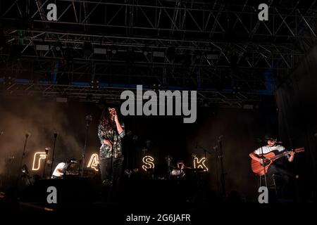 La rock band italiana Fast Animals e Slow Kids si esibisce dal vivo durante il festival dei fiori di Torino Foto Stock