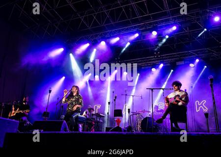 La rock band italiana Fast Animals e Slow Kids si esibisce dal vivo durante il festival dei fiori di Torino Foto Stock