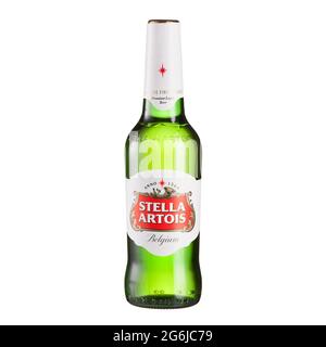 Stella Artois bottiglia di birra premium lager su tavolo di vetro isolato su sfondo bianco - Volgograd, Russia - 03 giugno 2021 Foto Stock