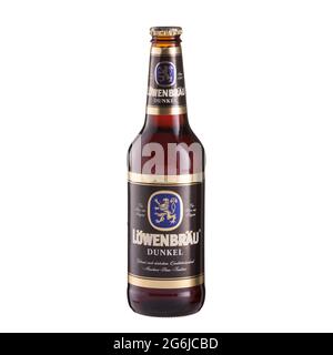 Lowenbrau Dunkel. Bottiglia di birra scura su tavolo di vetro isolata su sfondo bianco - Volgograd, Russia - 03 Giugno 2021. Foto Stock