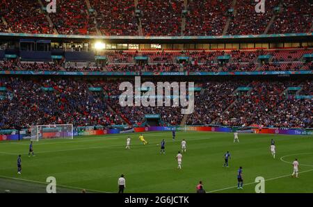 Londra, Inghilterra, 6 luglio 2021. Vista generale mentre il sole tramonta durante la partita UEFA Euro 2020 al Wembley Stadium, Londra. L'immagine di credito dovrebbe essere: David Klein / Sportimage Foto Stock