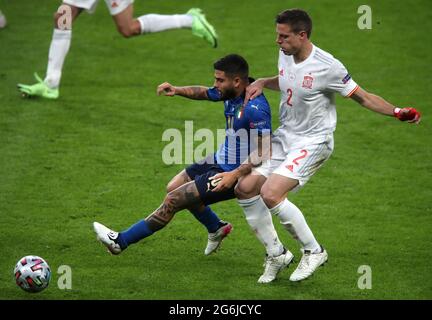 L'Italia Lorenzo Insigne (a sinistra) e la Spagna Cesar Azpilicueta combattono per la palla durante la partita semifinale UEFA Euro 2020 allo stadio Wembley di Londra. Data immagine: Martedì 6 luglio 2021. Foto Stock