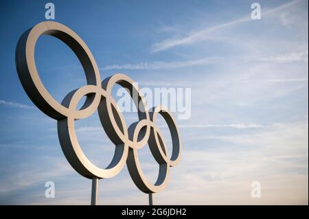 RIO DE JANEIRO - MAGGIO 2016: Anelli olimpici in argento metallico riflettono il sole sotto il cielo azzurro. Foto Stock