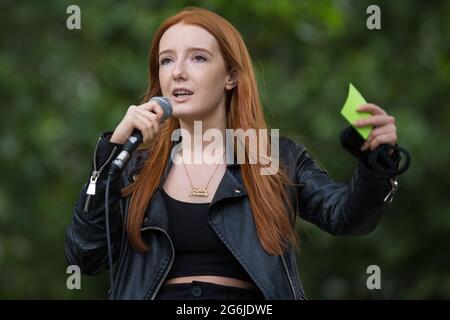 Londra, Regno Unito. 5 luglio 2021. La studentessa Patsy Stevenson, arrestata alla veglia di Sarah Everard, si rivolge a una protesta di Kill the Bill nella Piazza del Parlamento contro la polizia, il crimine, la condanna e i tribunali (PCSC) Bill 2021, mentre i parlamentari considerano gli emendamenti al disegno di legge nella Camera dei Comuni. Il disegno di legge del PCSC concederebbe alla polizia una serie di nuovi poteri discrezionali per chiudere le proteste. Credit: Mark Kerrison/Alamy Live News Foto Stock