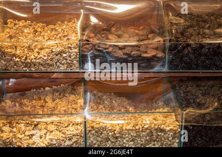 Noci biologiche, more secche, uvetta e albicocche secche divise in groups.Nuts e frutta secca sono per sale.food venduto a herbalist.Healthy. Foto Stock