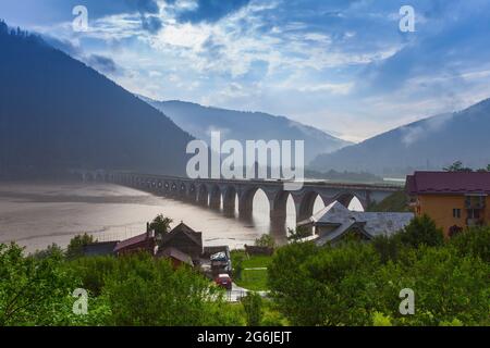 Poiana Teiului Viadotto in Romania. Giorno piovoso Foto Stock