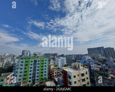 La capitale del Bangladesh Dhaka città paesaggio in una mattina soleggiata. Vista sulla città di Dhaka con cielo blu. Bella città del Bangladesh dall'alto. Foto Stock