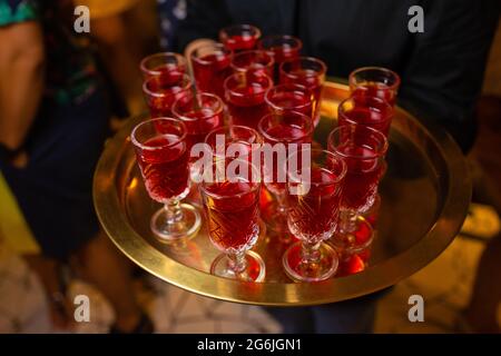 Vassoio portavande con cocktail aperol Spritz. Drink estivo Foto Stock